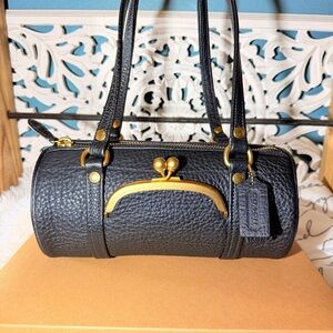 Coach Kisslock Barrel Bag 25 in black pebble leather.